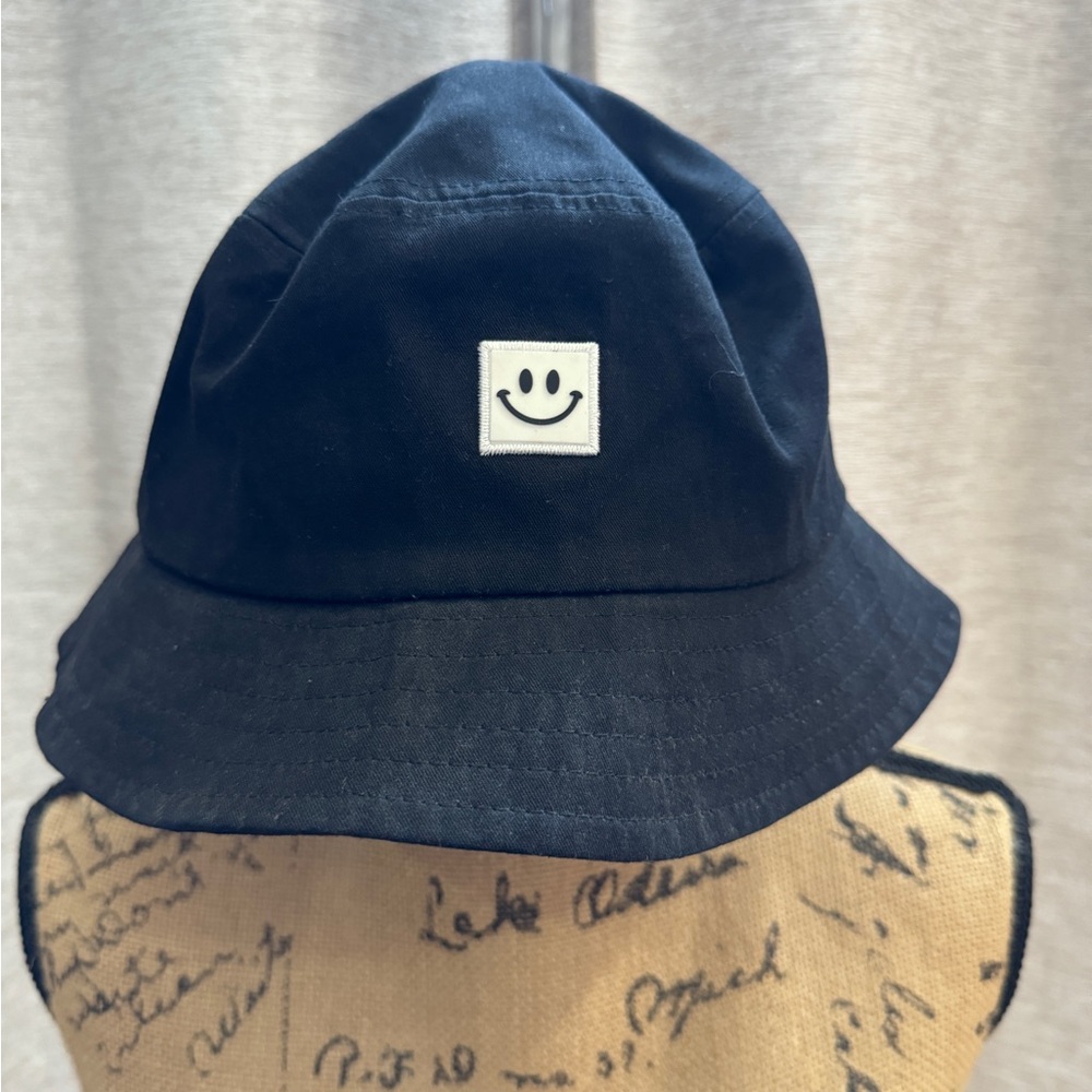 Bucket hat with smiley face